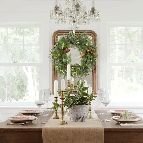 Vista 4 de Corona de Navidad preiluminada para puerta delantera, corona verde decorada con conos de pino, racimos de bayas, ramas de ajuste abundante, coronas