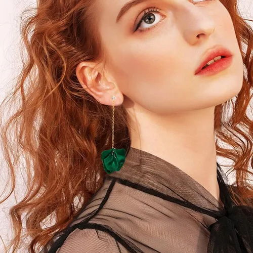 Vista 3 de GUOXIAOMEI Aretes colgantes de borla de acrílico con pétalos largos de diamantes de imitación, aretes de flores de rosas colgantes de resina floral