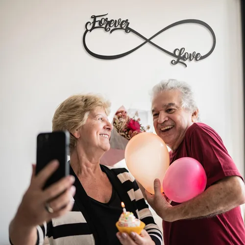Vista 4 de Regalos personalizados de aniversario de boda para parejas 2025, letreros de infinito de metal personalizados con nombres y fecha, arte de pared