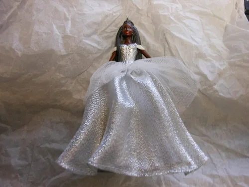 Vista 6 de Hallmark Keepsake Plástico, adorno navideño 2021, Barbie Hermosa bailarina