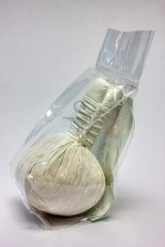 Vista 4 de Thai SPA Herbal HOT Compress terapia de bolas de masaje (Luk Pra Kob) Hecho en Tailandia, 1 unidad (3.53 onzas)