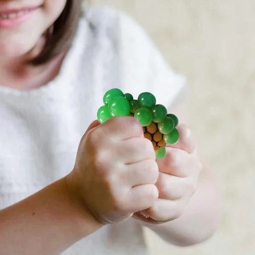 Vista 4 de ArtCreativity Pelotas antiestrés de malla de 1.75 pulgadas para niños, paquete de 24, juguetes para apretar en varios colores para aliviar