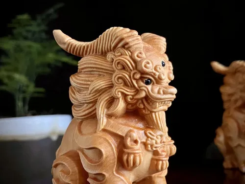Vista 6 de Adornos de estatua de Kylin de madera maciza, estatua de perro Foo, escultura de Feng Shui, decoración de oficina en casa, figura de Pixiu de animal