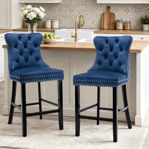 Vista 140 de SoarFlash Juego de 2 taburetes de bar tapizados de terciopelo moderno con patas de madera, botones acolchados, cabeza de clavo cromada, asiento