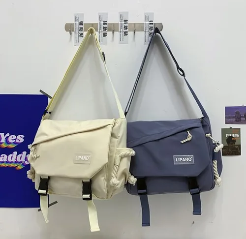 Vista 4 de Inshere Bolso cruzado estético con bonitos pines y adornos, bolsa de mensajero casual para el hombro, bolsa japonesa Kawaii para mujeres y hombres