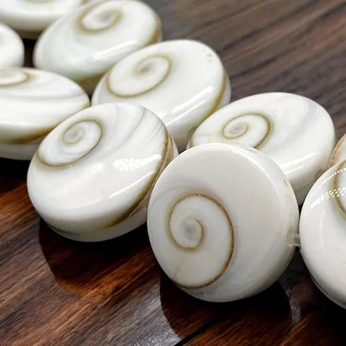 Vista 2 de ABCGEMS Shiva Eye Shell Beads Indonesia Auténtica Región Indo-Pacífico (patrón geométrico de matriz de doble cara) de origen ético – Producción