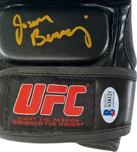 Vista 3 de Joe Benavidez Guante de MMA autografiado Beckett Autenticado UFC Autenticado Ultimate Fighting Championship Guantes firmados y recuerdos deportivos