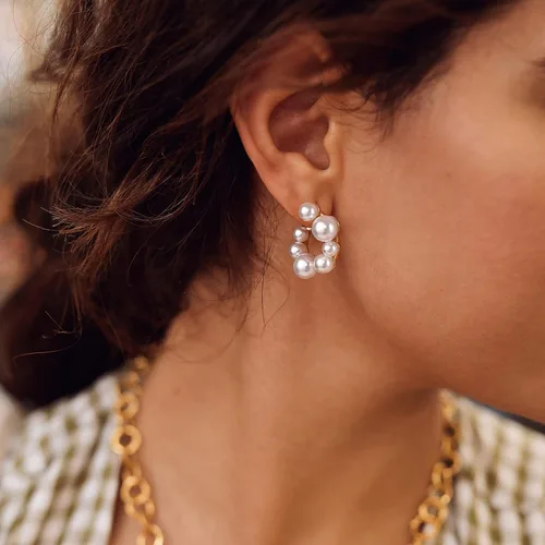 Vista 2 de Aretes de aro de perlas de oro para mujer, aretes Huggie de oro de 18 quilates Aretes de aro de oro pequeños ligeros para niñas