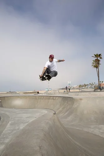Vista 4 de Stoked Ride Shop Patineta completa – Madera de arce fabricada en Estados Unidos – Tabla de skate para adultos, niños, niñas y niños – Totalmente