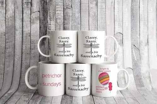Vista 4 de Taza Outlander, mercancía Sassenach para los fanáticos de Jamie Fraser, elegante, atrevida y un poco Sassenachy, regalo divertido para mujeres