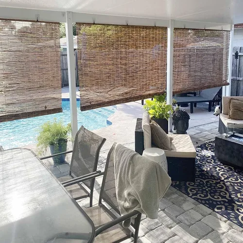 Vista 2 de Cortina enrollable de bambú para patio, persianas romanas de bambú inalámbricas con 65% de protección UV, persianas de bambú filtrantes de luz