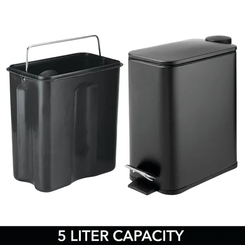 Vista 4 de mDesign Bote de basura rectangular de metal delgado de 1.3 galones/5 litros con pedal de paso, tapa de cierre fácil, forro removible - Papelera