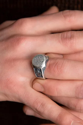 Vista 7 de Anillo de protección de demonio con cruz de exorcismo de San Benito, anillo de amuleto de plata, regalo para hombres, graduación universitaria