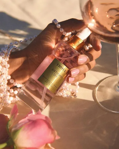 Vista 6 de Truly Perfume Body Mist Bruma refrescante con fragancia de larga duración para una piel suave, tersa y perfumada