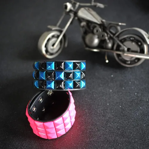 Vista 2 de Pulsera punk ancha de cuero – Pulsera pirámide de 3 filas – Pulsera de motociclista con tachuelas