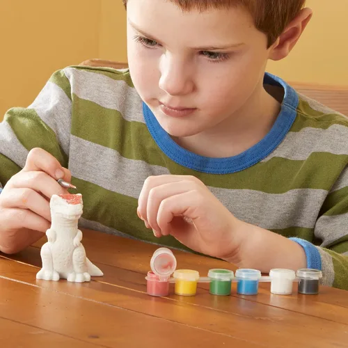 Vista 2 de Melissa & Doug Decorate-Your-Own Dinosaur, kit de artesañías de figuras; 2 dinosaurios de resina sólida pintada