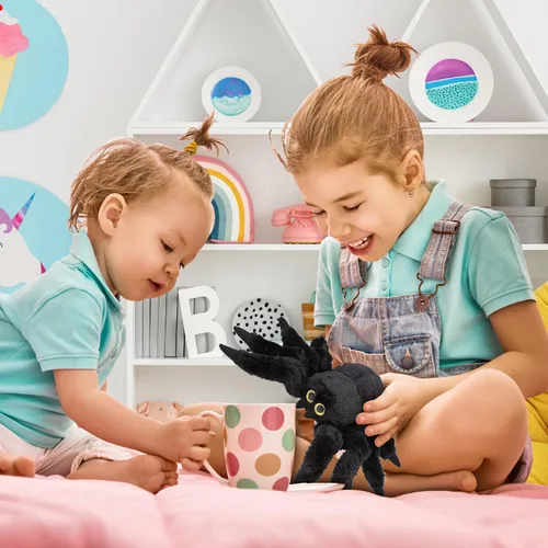Vista 5 de DolliBu - Peluche de araña negra, animal de peluche súper suave para niños y niñas, bonito juguete de peluche de araña, regalo realista de felpa