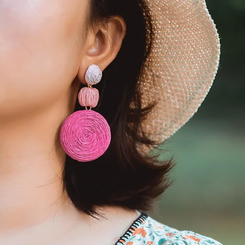 Vista 8 de Statement Raffia - Aretes redondos de bola colgantes de rafia, bonitos aretes bohemios hechos a mano para el verano para mujer