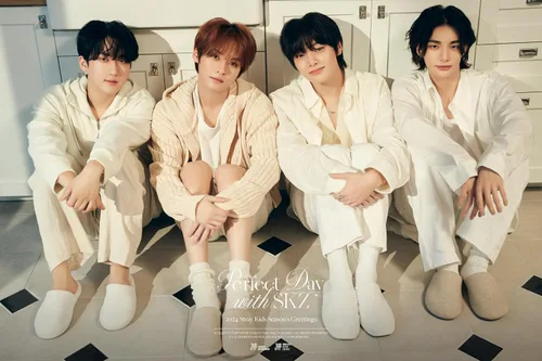 Vista 8 de [Seguimiento acelerado] Stray Kids 2024 Season's Greetings Día perfecto con paquete SKZ+Calendario de escritorio+Diario+Folleto+Tarjeta fotográfica