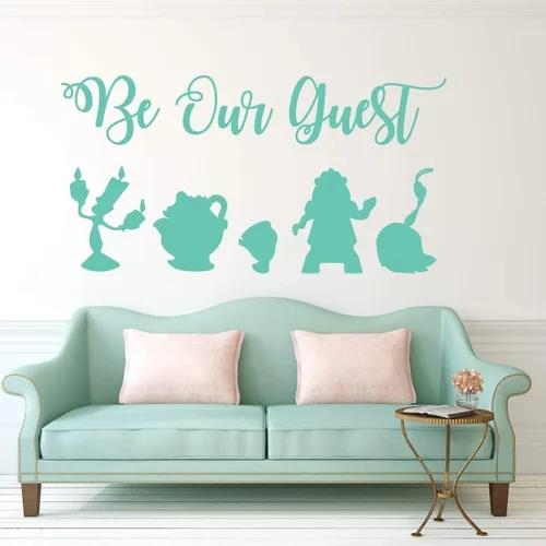 Vista 5 de Calcomanía de pared Be Our Guest - La Bella y la Bestia - Lumiere, Mrs Potts, Chip, Cogsworth y Featherduster