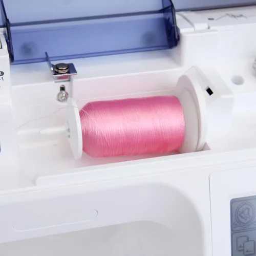 Vista 3 de Carretes de hilo de poliéster, 1000 m – 160 colores – Peso del hilo: 40 40wt trilobal polyester embroidery thread with bright sheen. Works with