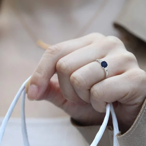 Vista 5 de Gem Stone King Anillo de compromiso de 3 piedras de oro blanco de 10 quilates con zafiro y zafiro blanco creado con 3 piedras para mujer