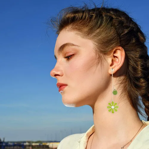 Vista 3 de Aretes de tuerca con diseño de margarita. Bonitos aretes colgantes de crisantemo con diseño de flor de sol para mujer