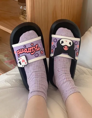Vista 4 de Kuromi - Pantuflas de dibujos animados Kawaii para mujer, sandalias de nube para interiores y exteriores, antideslizantes, zapatos de ducha