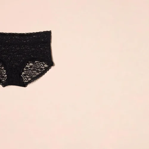 Vista 2 de Tienda Essentials Ropa interior hipster elástica de encaje para mujer, paquete de 4
