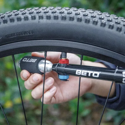Vista 2 de Mini bomba de bicicleta con inflador de CO2 – Bomba de mano de modo dual/válvula de CO2 – Bomba de neumático de bicicleta portátil patentada