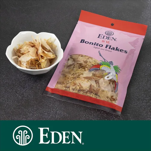 Vista 4 de Eden Copos de Bonito Japonés, Atún Listado Rallado, Katsuobushi 鰹節, Tradicionalmente Envejecido y Secado, Ahumado con Madera Dura, Para Hacer Dashi
