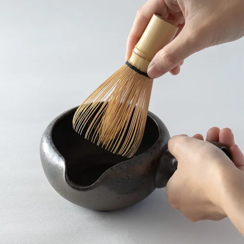 Vista 4 de KIMIKURA Hecho en Japón -Cuenco Matcha con boquilla y mango/Enfriador de agua Yuzamashi para té verde -Color gris oscuro Té japonés