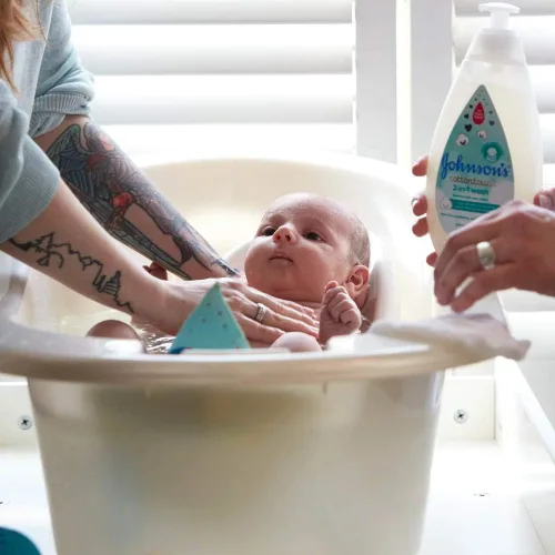 Vista 3 de Johnson's CottonTouch - Jabón y champú para recién nacidos, fabricado con algodón real, 6.8 onzas líquidas