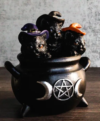 Vista 2 de Ebros Gift Mystical Wiccan Hocus Pocus Trio Felino Gatitos Negro con Sombreros de Bruja Sentados en Triple Luna Fuego Caldero Figura Halloween