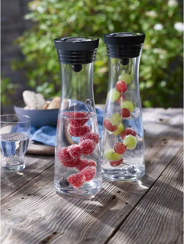 Vista 12 de WMF Basic Water Decanter 1L Altura 11.4 in Close-Up Tapón Vidrio Cromargan® Acero Inoxidable, Plata