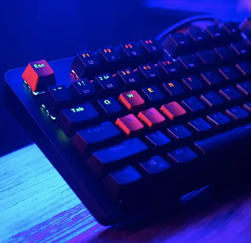 Vista 5 de Alpha Elite - Teclado mecánico para juegos de tamaño completo con cable, interruptores de clic azules, iluminación RGB personalizable, teclas