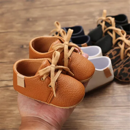 Vista 4 de Zapatos de piel sintética para bebés, niños y niñas, suela de goma suave, con cordones, zapatos Oxford para cuna para niños pequeños que caminan