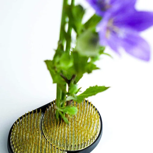 Vista 5 de Wazakura Sun and Moon Ikebana Kenzan, hecho en Japón, Pin Frog soporte de flores japonés para arreglos florales - de latón de 3-3/4"x2-1/4 pulgadas