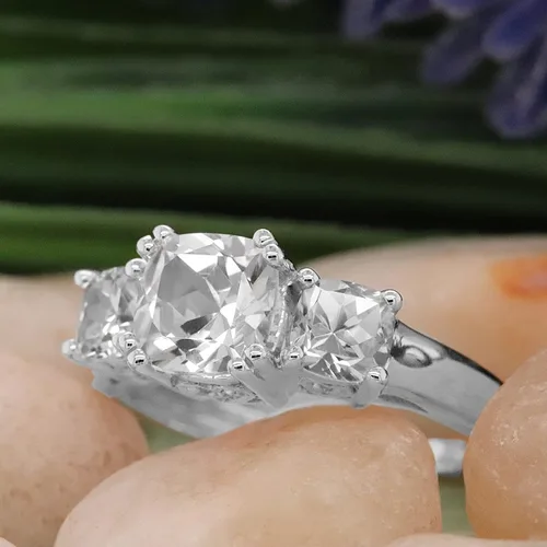 Vista 14 de Dazzlingrock Collection Anillo de boda de 3 piedras preciosas creadas en el centro de cojín de 0.04 quilates y diamante blanco natural redondo