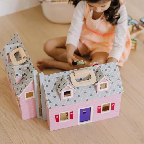 Vista 8 de Casa de muñecas de madera Fold and Go de Melissa & Doug con 2 muñecas y muebles de madera