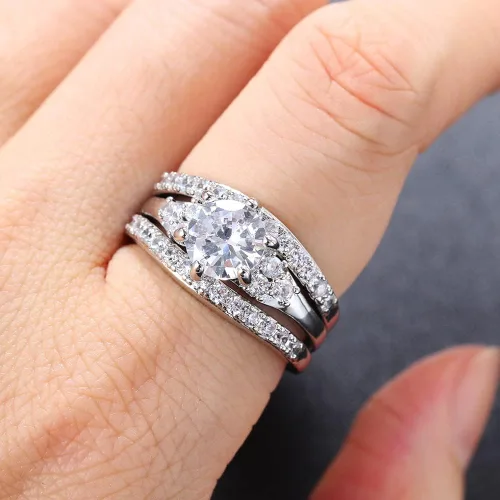 Vista 5 de Jude Jewelers Juego de anillos de novia con halo de boda chapado en platino tres en uno, Metal, Zirconia cúbica