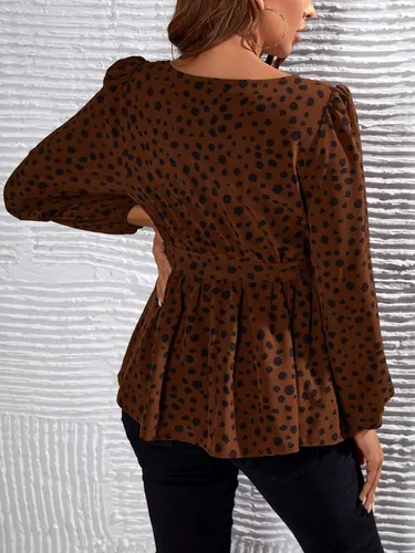 Vista 2 de OYOANGLE Blusa de maternidad para mujer, elegante, con lunares, manga larga, cuello en V, con cinturón, ropa de embarazo