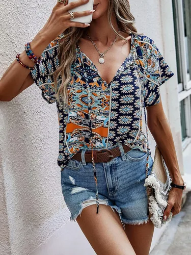 Vista 4 de MakeMeChic Blusa de manga corta con cuello en V y lazo floral bohemio para mujer