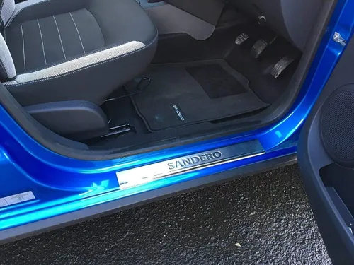 Vista 3 de SANDERO STEPWAY - Protector de umbral de puerta de acero inoxidable cromado para 4 puertas
