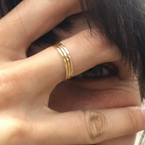 Vista 3 de Ellie J Maui Anillo martillado, anillos apilables delgados de 0.039 pulgadas (0.039 in), anillos minimalistas para mujeres, anillos rellenos de oro