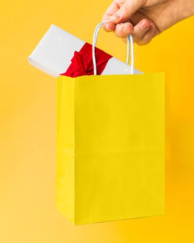 Vista 5 de Bakepacker 100 Piezas Bolsas de Regalo de Papel Mini Amarillo Brillante con Asas 6"x4.5"x2.5" Bolsas de Favor de Fiesta Múltiples Usos (Tamaño Mini)