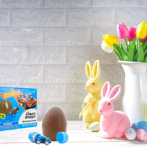 Vista 6 de Hot Wheels Finders Keepers, huevos de chocolate con leche con mini auto coleccionable en el interior, rellenos de cesta de Pascua para niños, 0.7