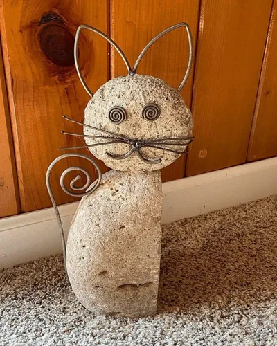 Vista 8 de Estatua de gato de piedra para exteriores (hecha a mano con rocas de río naturales) Decoración de escultura exterior de Happy Gardens para amantes