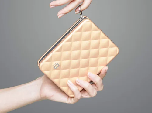 Vista 4 de ÖGON -DESIGNS- Cartera acolchada de aluminio para pasaporte de gran capacidad, tamaño de pasaporte, organizador de embrague, cartera de bloqueo RFID
