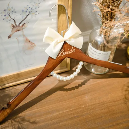 Vista 9 de Colgador de vestido de novia para novia, regalo de boda, percha de madera marrón con perlas y lazo para vestidos de novia, regalo de despedida